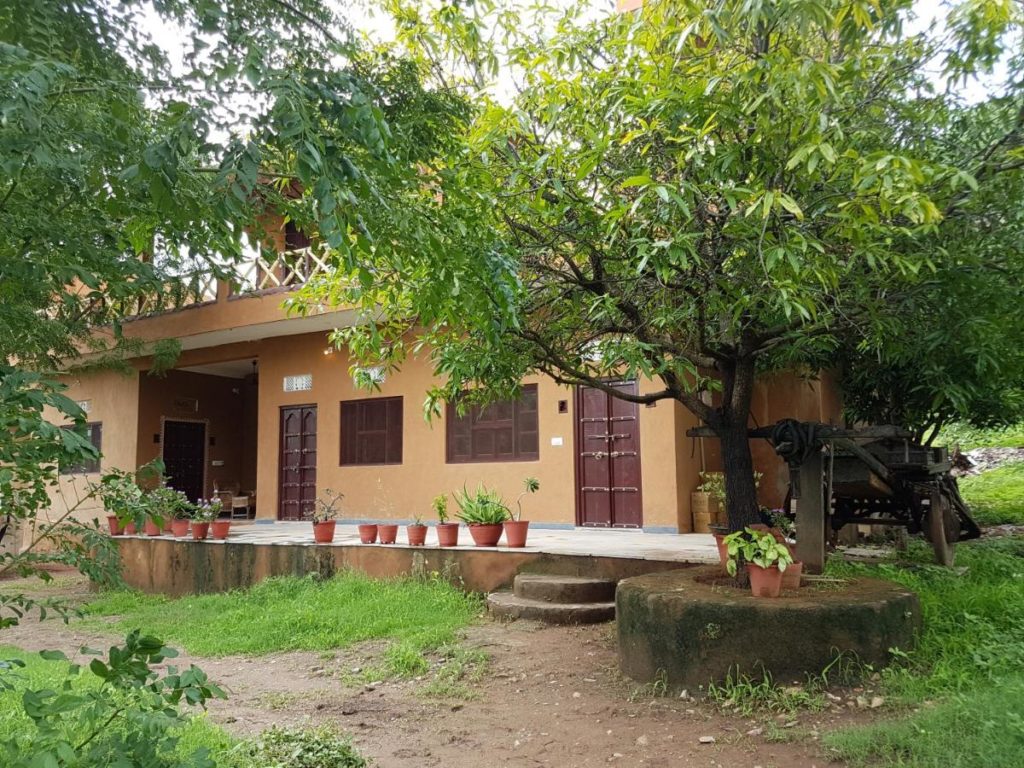 hotel-krishna-ranch-lawn-1