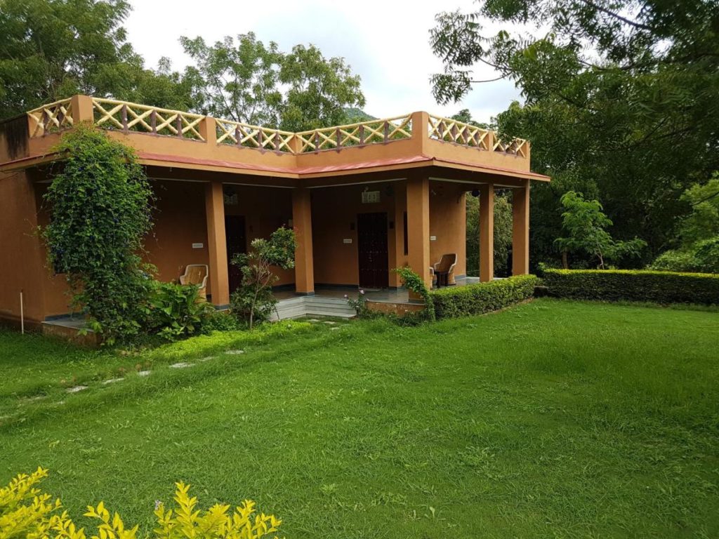 hotel-krishna-ranch-lawn